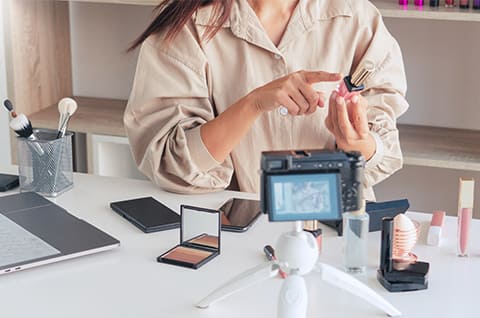 インフルエンサーや有名人を使った宣伝